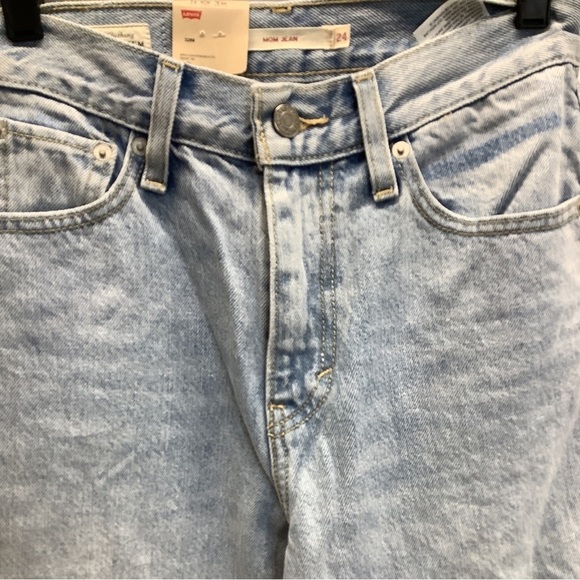 Levi’s Mom Jean Size 24 with distressed rip on one knee New With Tags - Picture 2 of 6